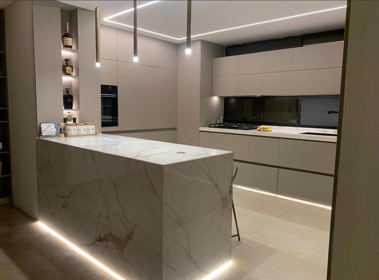 Cocina renovada con isla de mármol