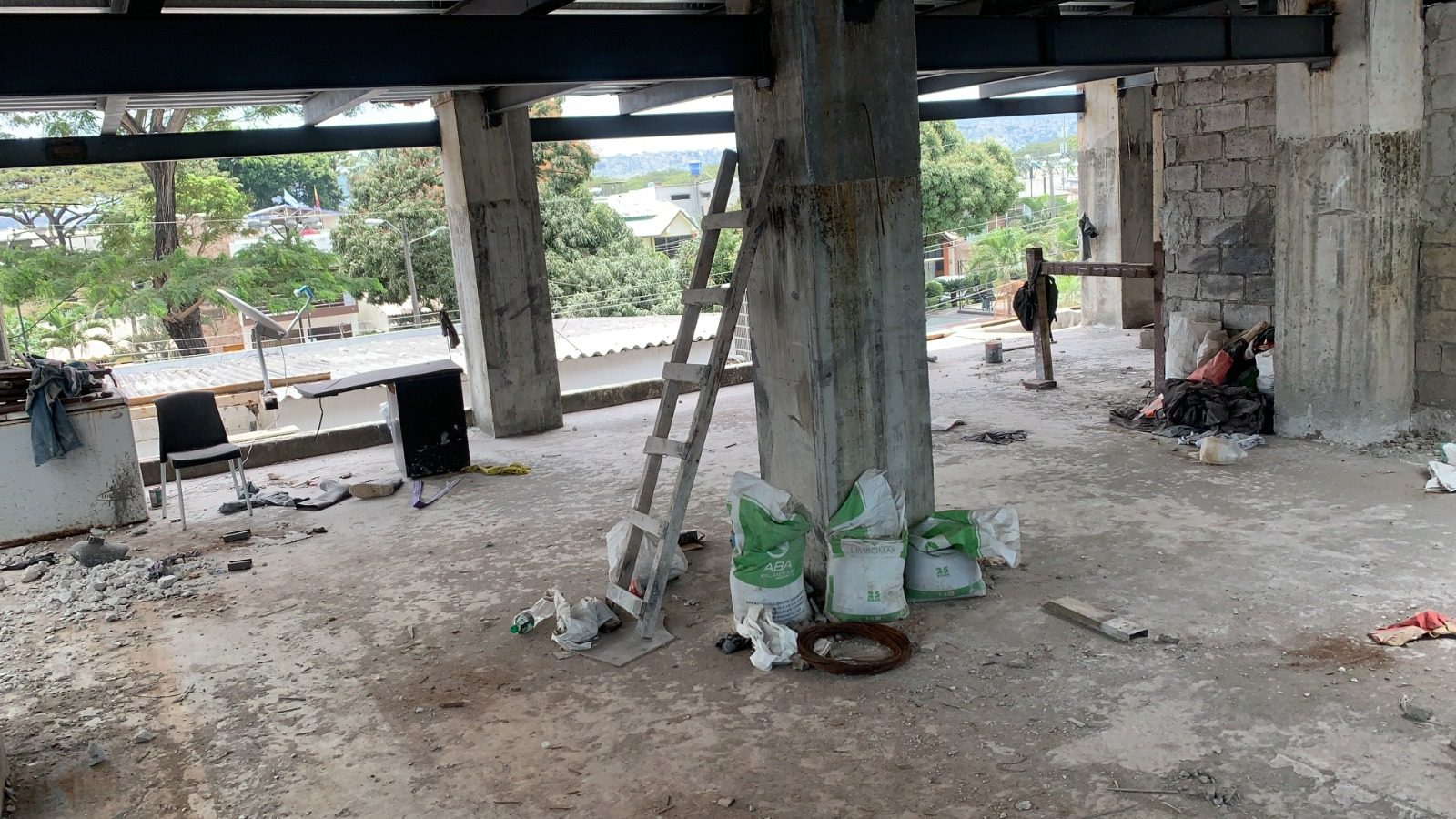 Estructura interior con columnas apuntaladas