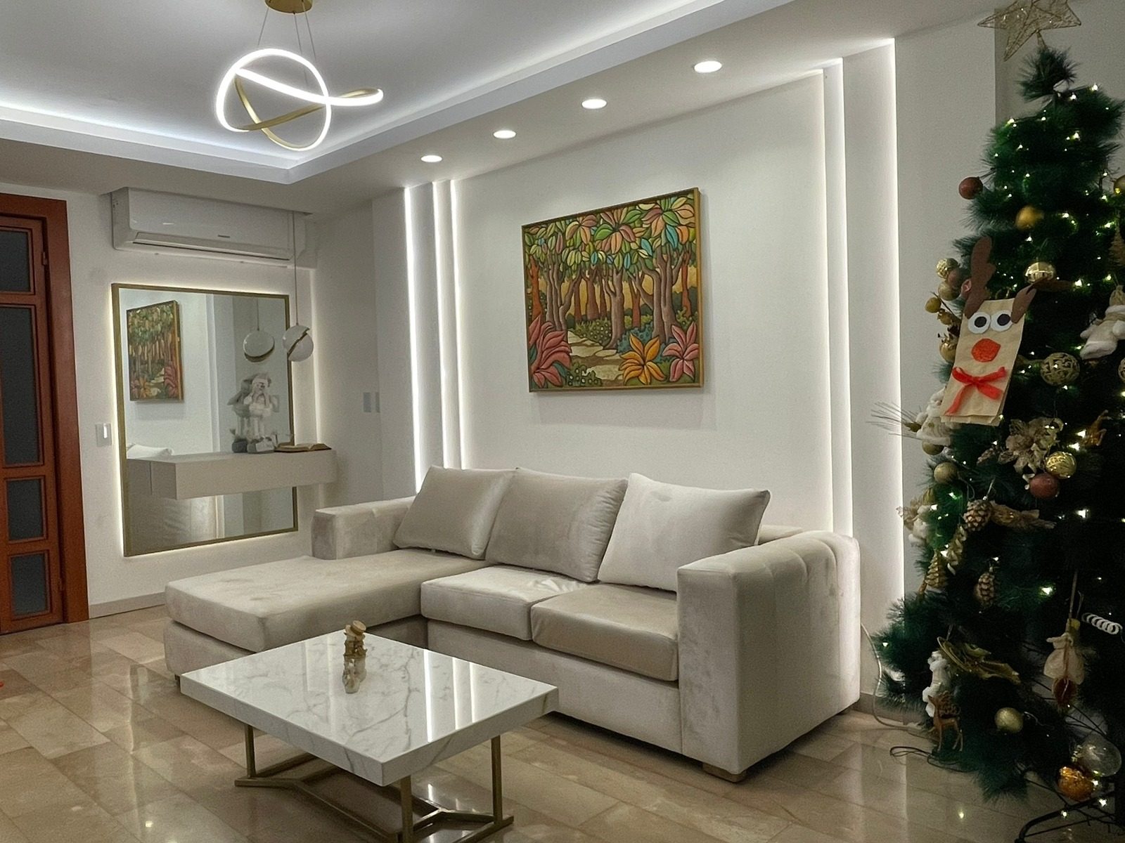 Sala renovada con iluminación indirecta
