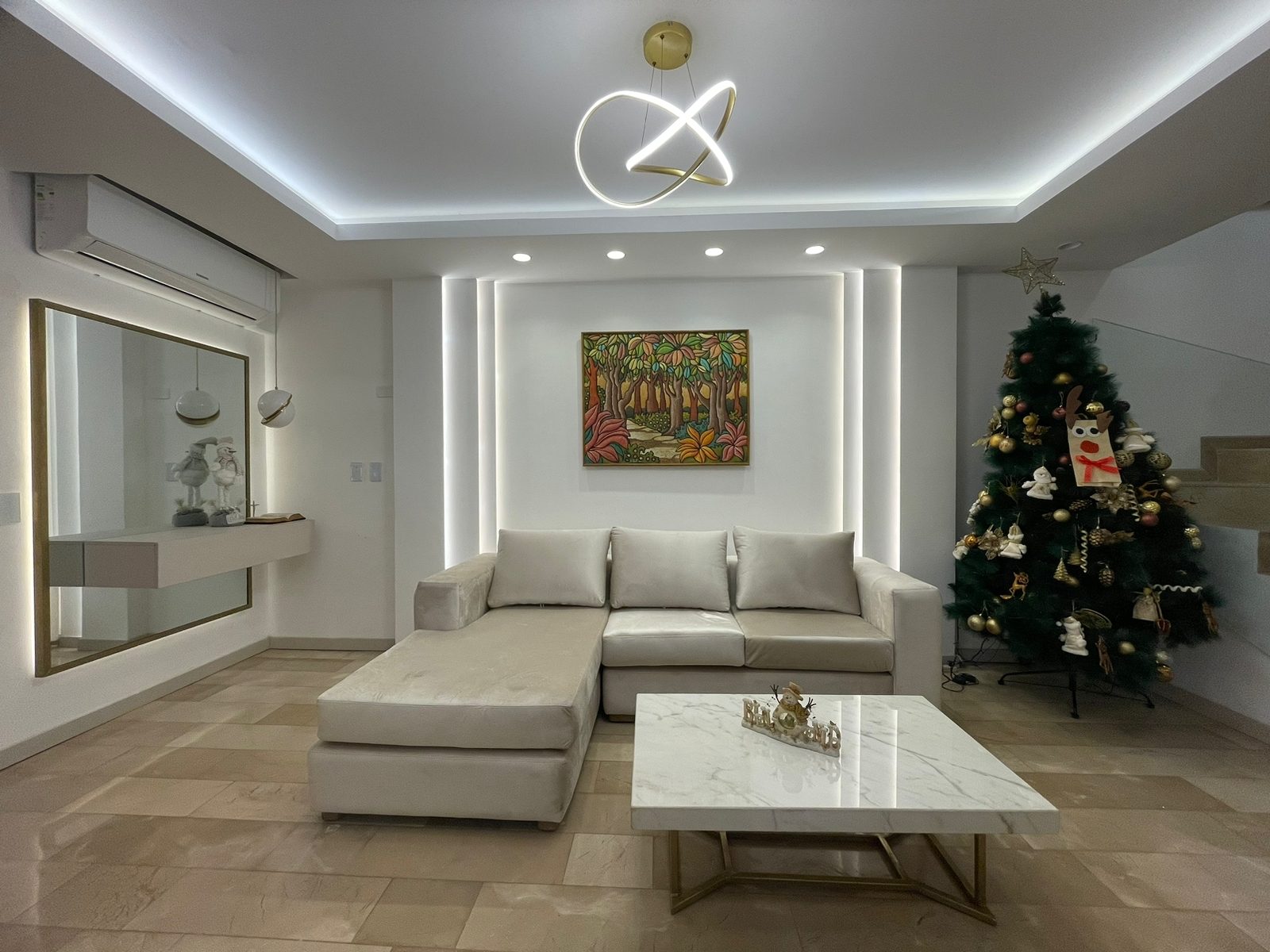 Sala renovada, vista completa